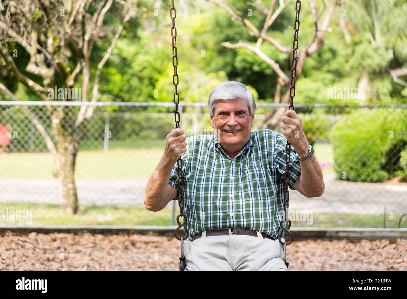 Senioren männlich schwingen im park Stockfoto