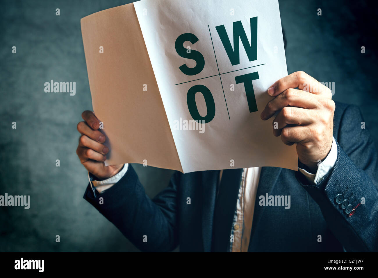 Geschäftsmann, SWOT-Analyse-Report-Dokumentation, männliche Unternehmer im Büro lesen Stockfoto