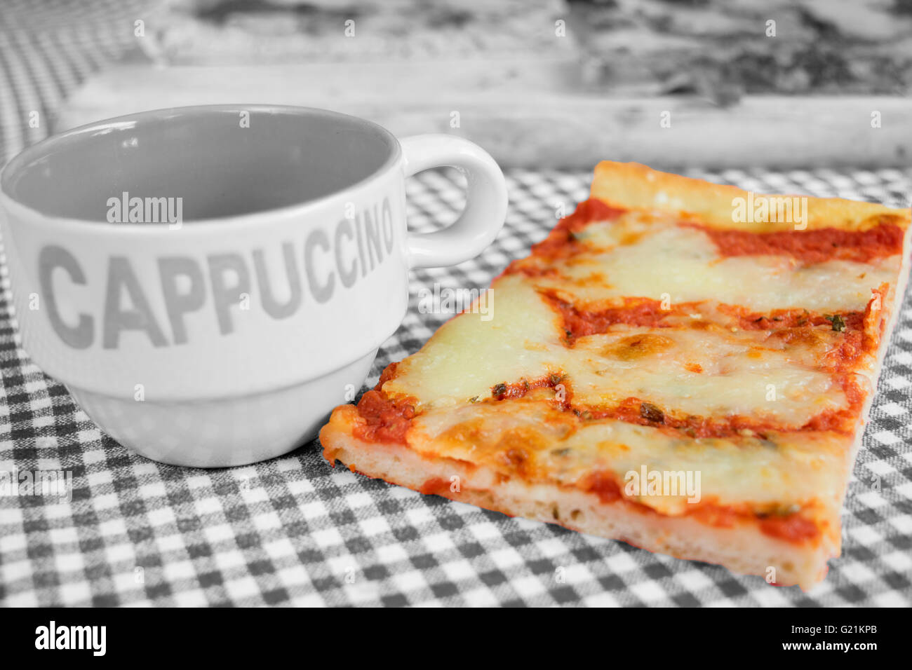 Pizza Margherita mit in der Nähe von einer Tasse Cappuccino Ona schwarzen und weißen Hintergrund Handwerk Stockfoto