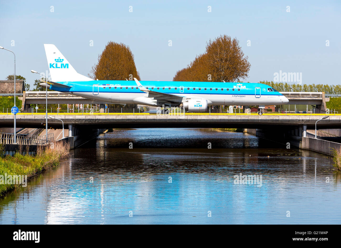Flugzeuge auf Taxiway auf Amsterdam Schiphol Flughafen, KLM City Hopper, Stockfoto