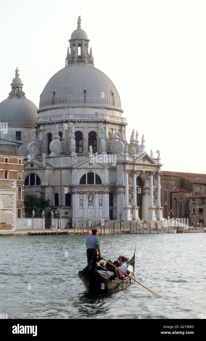 Gondel mit Gondoliere und einer Basilika Stockfoto