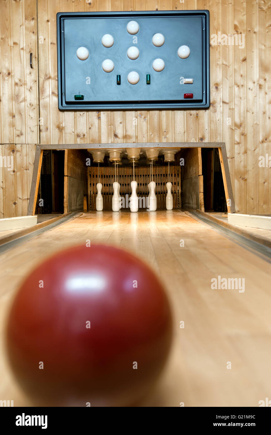 Kegelbahn mit einem roten Ball in Deutschland Stockfoto