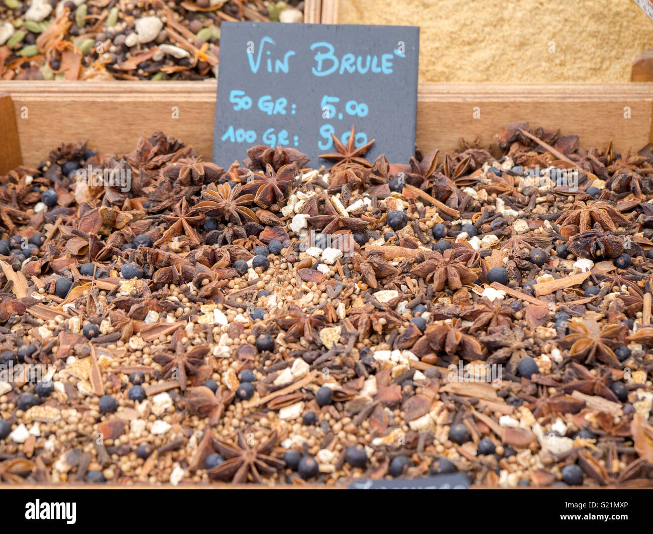 Zutaten und Gewürzen für Glühwein zum Verkauf auf Markt stall mit italienischer Sprache Preisschild. Stockfoto