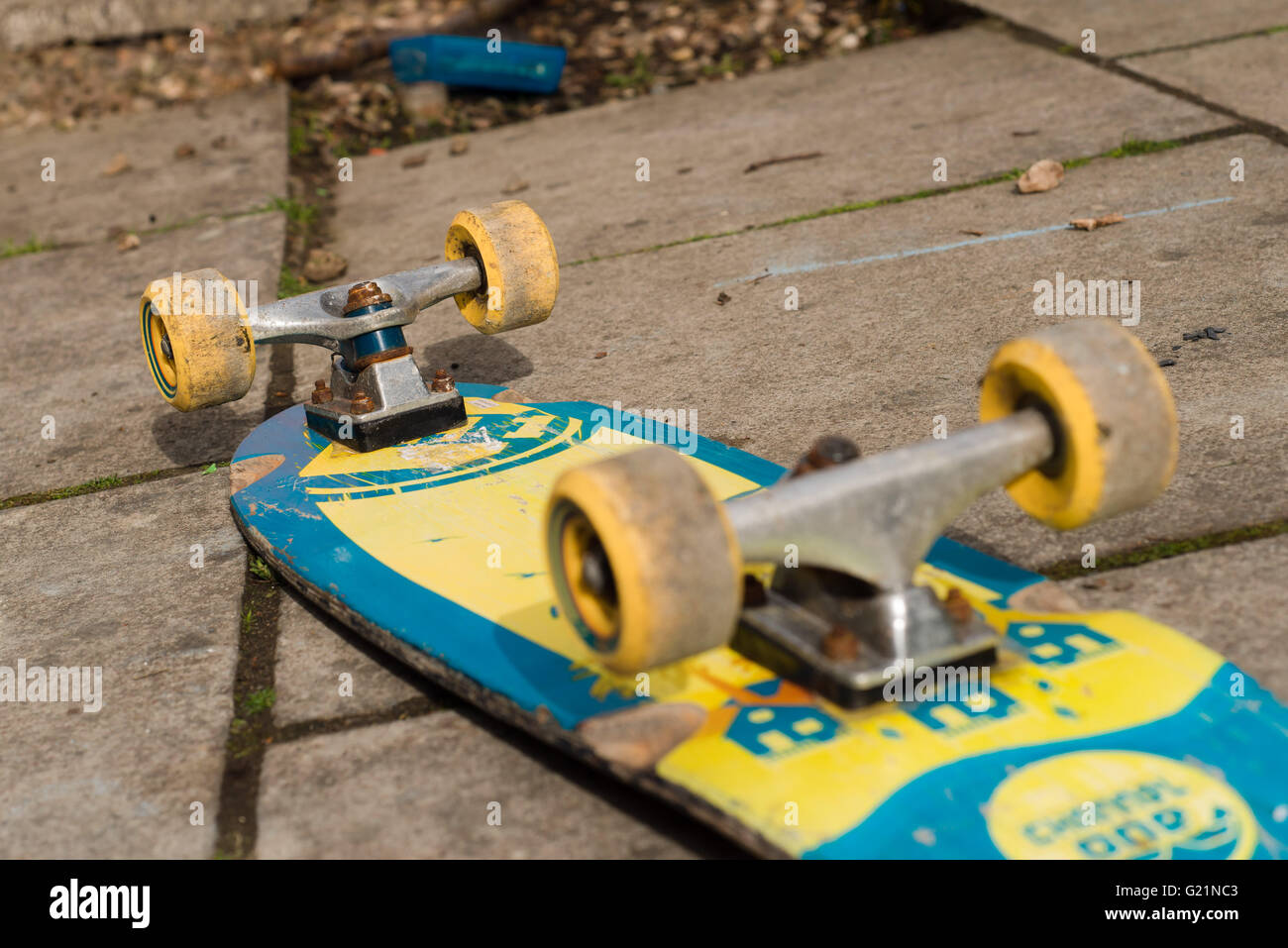 Upside-down Skateboard im Garten Stockfoto