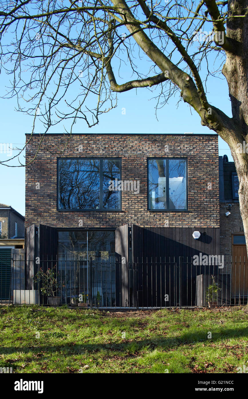 Außenansicht vom Gemeinschaftsgarten. Das Map House, London, Vereinigtes Königreich. Architekt: SAM Architekten, 2015. Stockfoto