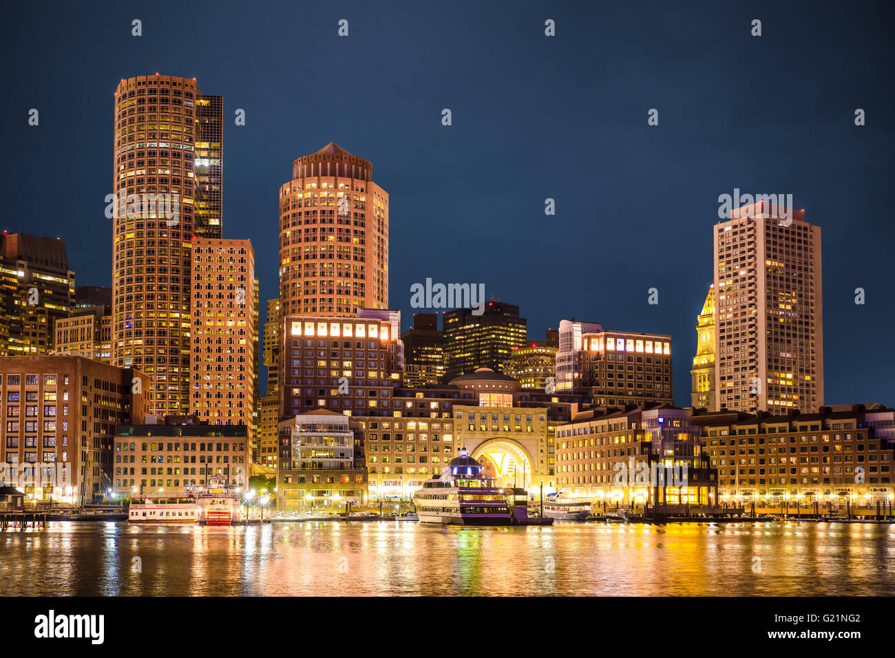 Schöne Aussicht auf die Skyline von Boston, Massachusetts beleuchtet in der Nacht durch den Hafen Stockfoto