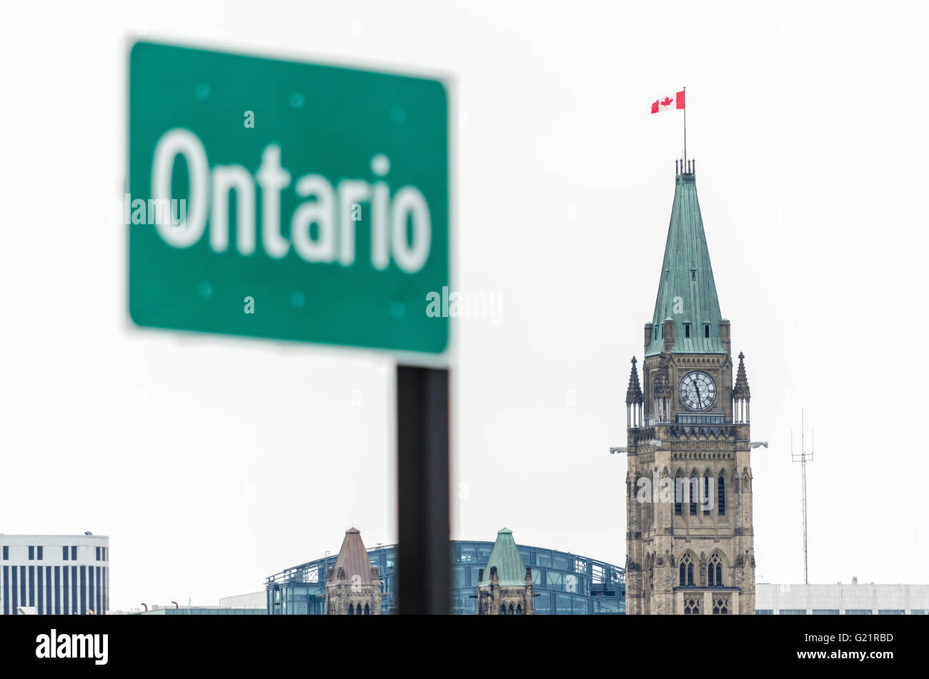 Ontario Straßenschild mit Peace Tower des kanadischen Parlaments in Kanada Stockfoto