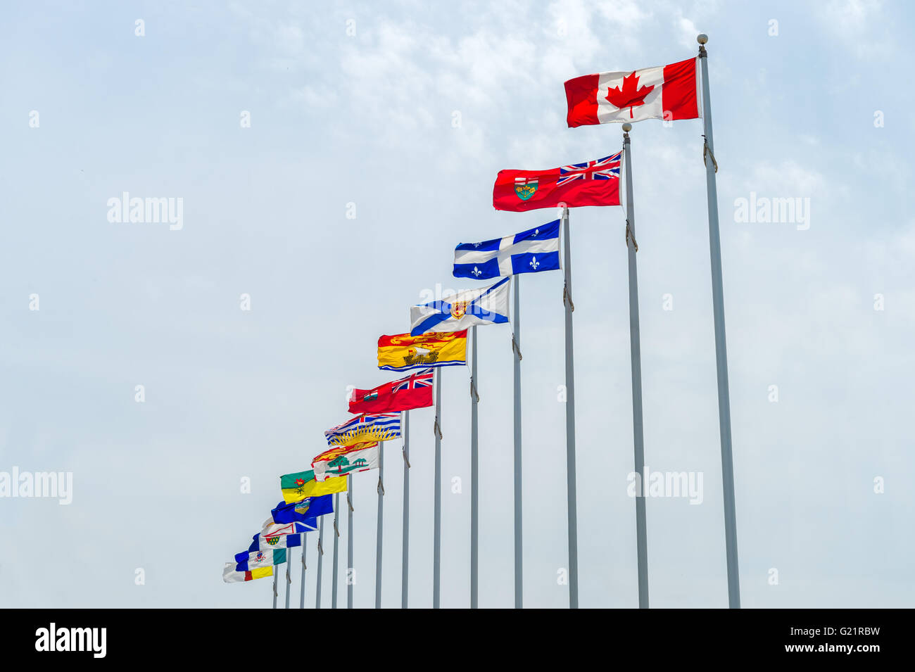 Bild von der kanadischen Flagge zusammen mit den Flaggen der 10 kanadischen Provinzen und die 3 kanadischen Territorien, in Ottawa, Kanada Stockfoto