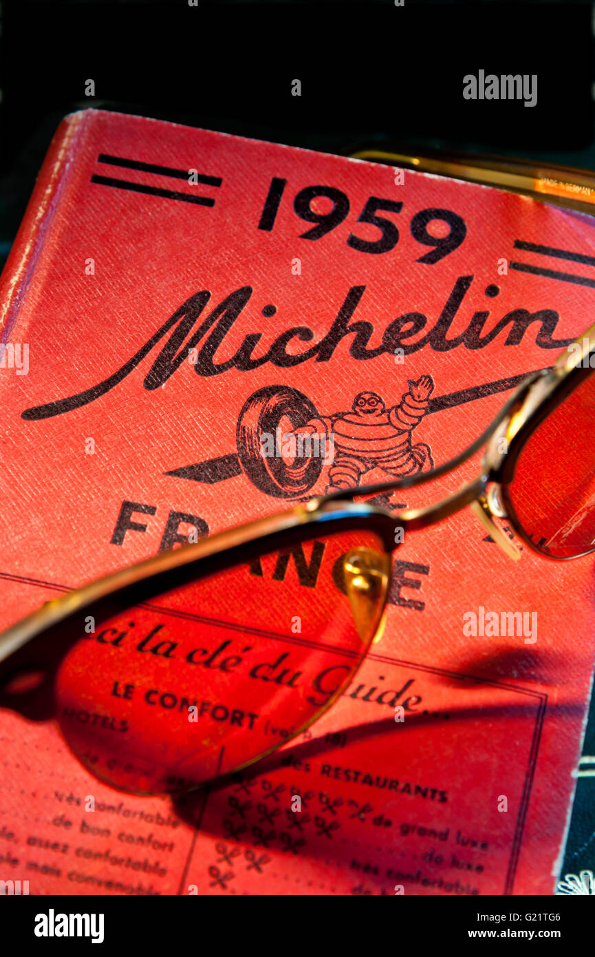 50er Vintage Travel retro Zeiss Sonnenbrille auf Michelin französische Reiseführer 1959 Buch 1959 über Frankreich Stockfoto