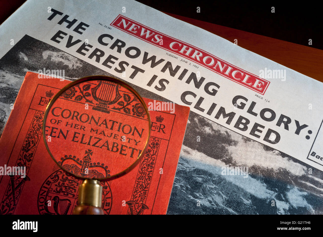 2. Juni 1953 Schlagzeile, den Everest bestiegen und Queen Elizabeth 2. Krönungszeremonie beide am gleichen Tag buchen Stockfoto
