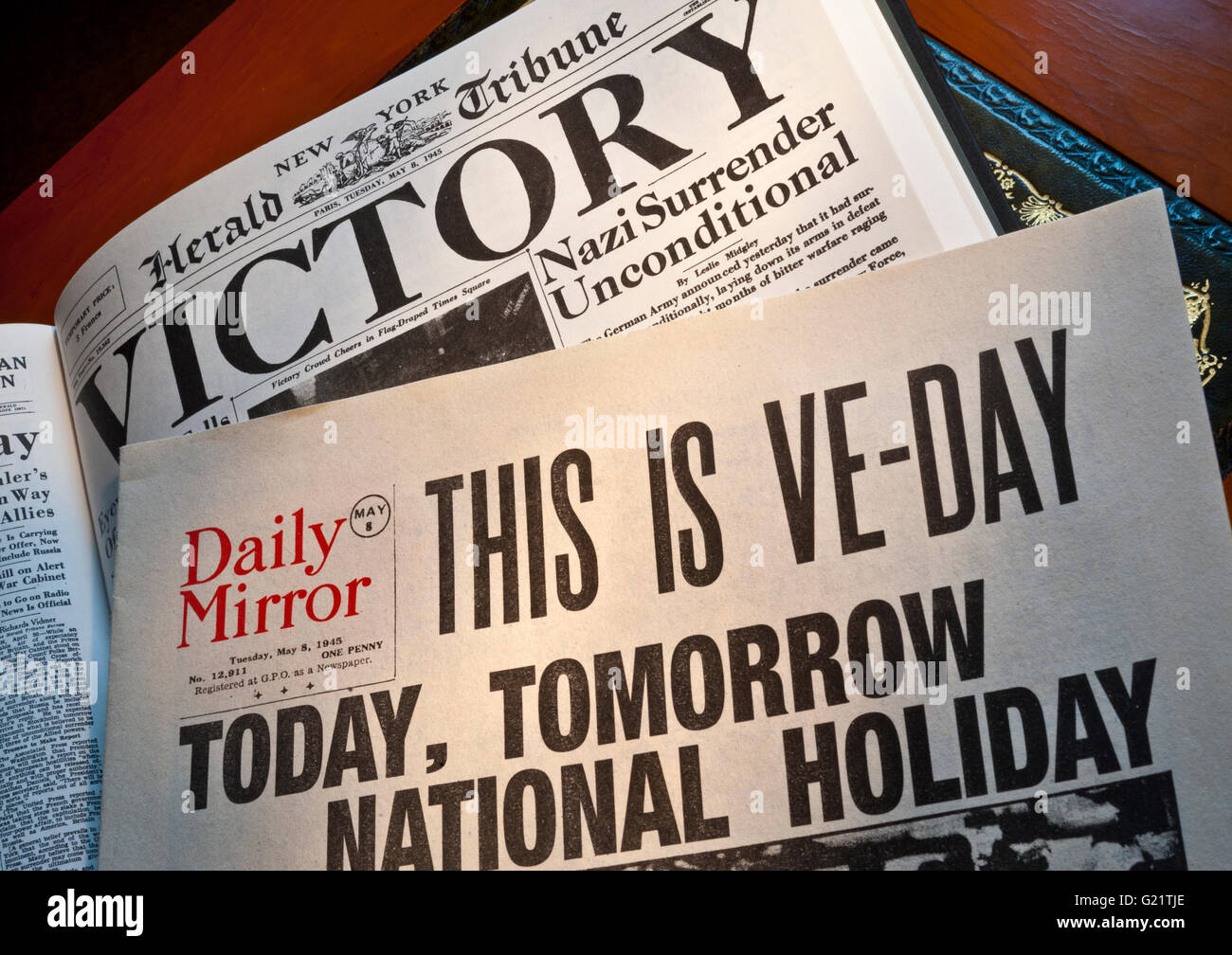 VE-DAY WW2 UK Daily Mirror Zeitung Headline "This is VE-Day" & USA Herald Tribune Headline "VICTORY" beide vom Dienstag, 8. Mai 1945 Newspapers Stockfoto