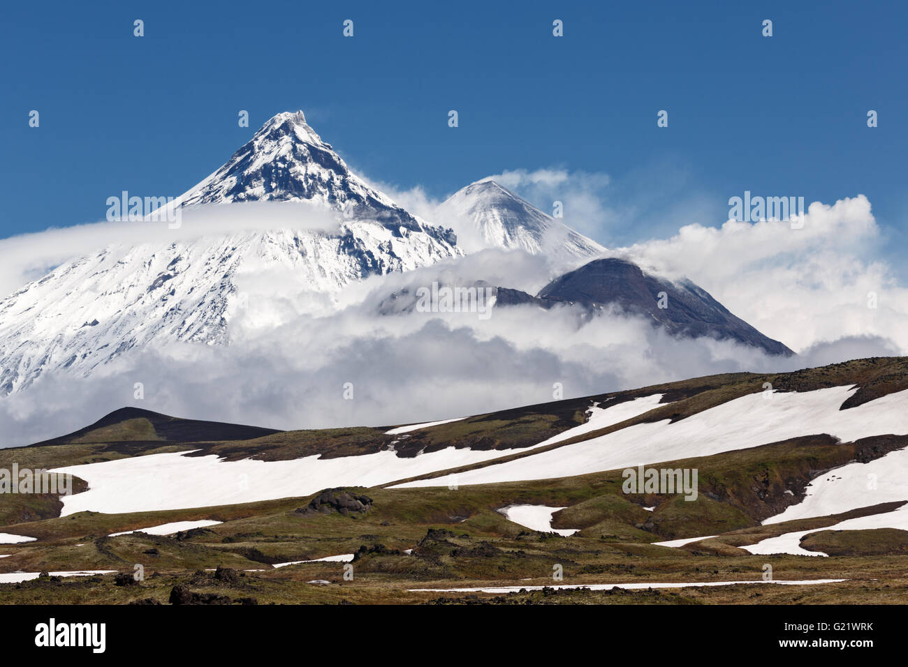 Malerische Berglandschaft von Kamtschatka: Blick auf Kamen Vulkan, aktiven Vulkans Klyuchevskoy und Bezymianny Vulkan. Stockfoto