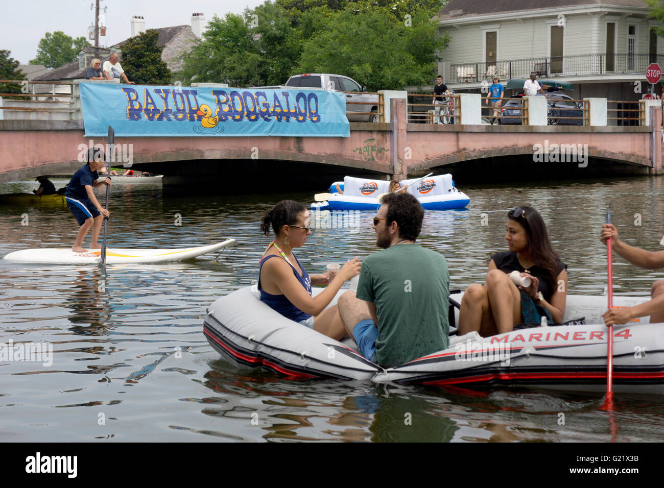 Paddle-Boarding und rafting auf dem Wasser auf dem Bayou Boogaloo-Festival in New Orleans. Stockfoto