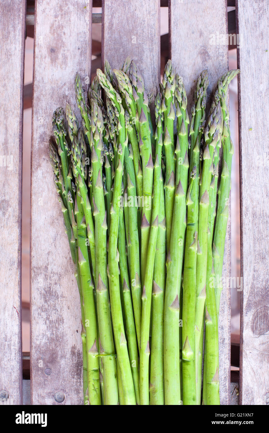 Reihe von frischen rohen grünen Spargel Gemüse auf hölzernen Hintergrund Stockfoto
