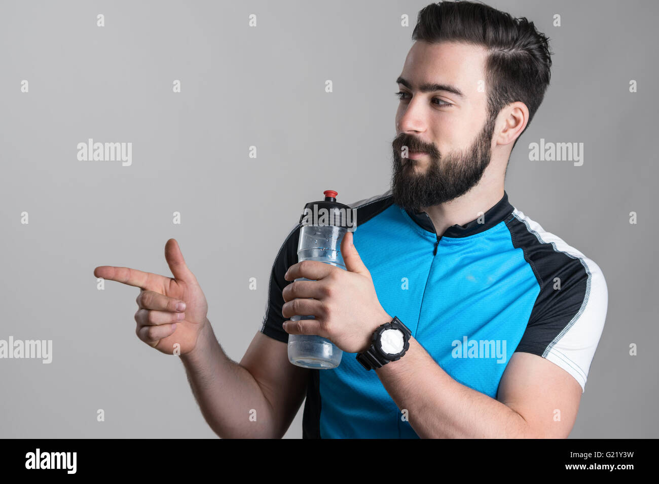 Radfahrer in blauem Jersey Shirt mit leeren Wasserbehälter auf Exemplar zeigt Stockfoto