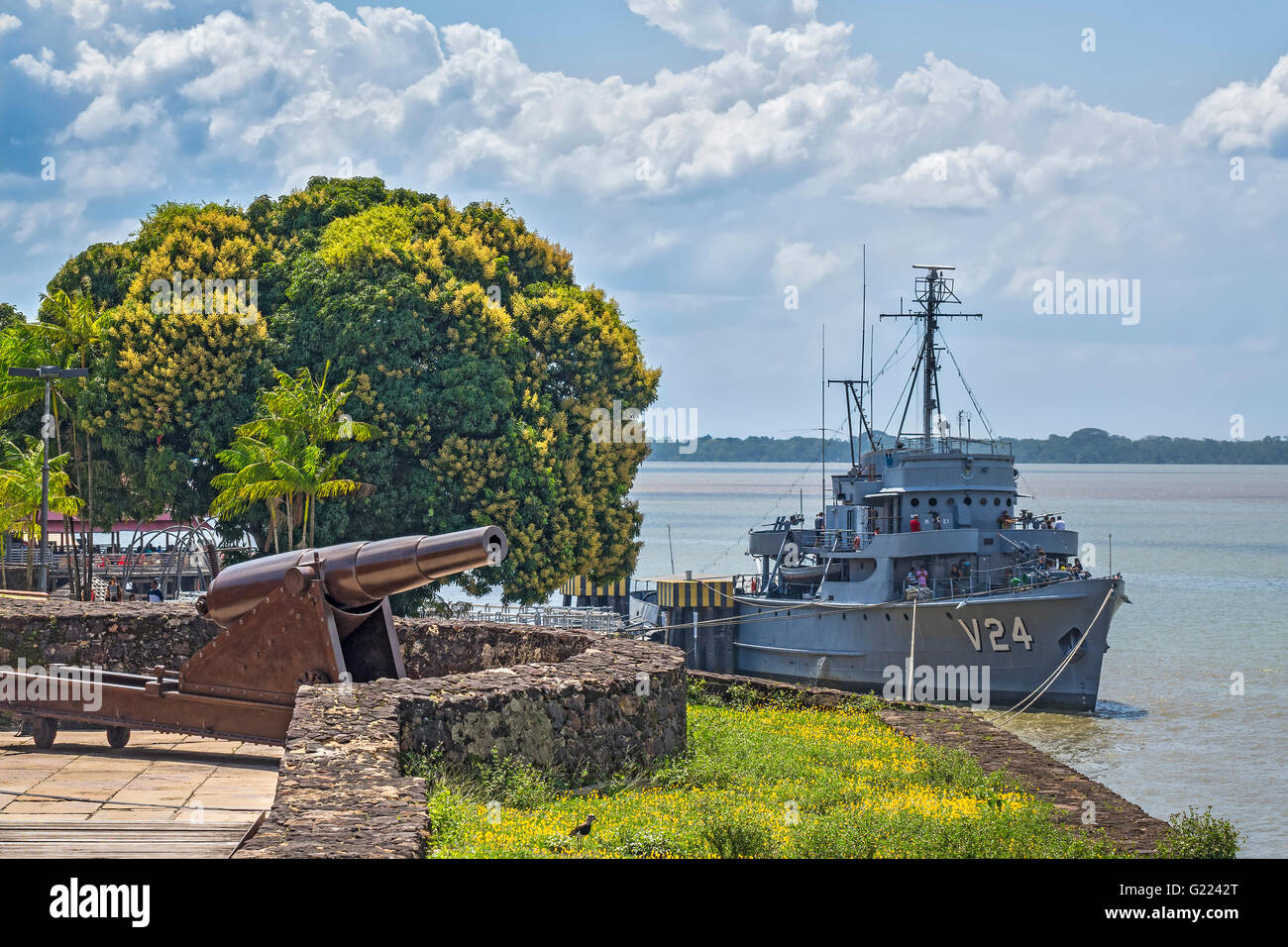 Kriegsschiff vor Anker neben Forte do Castelo Belem Brasilien Stockfoto