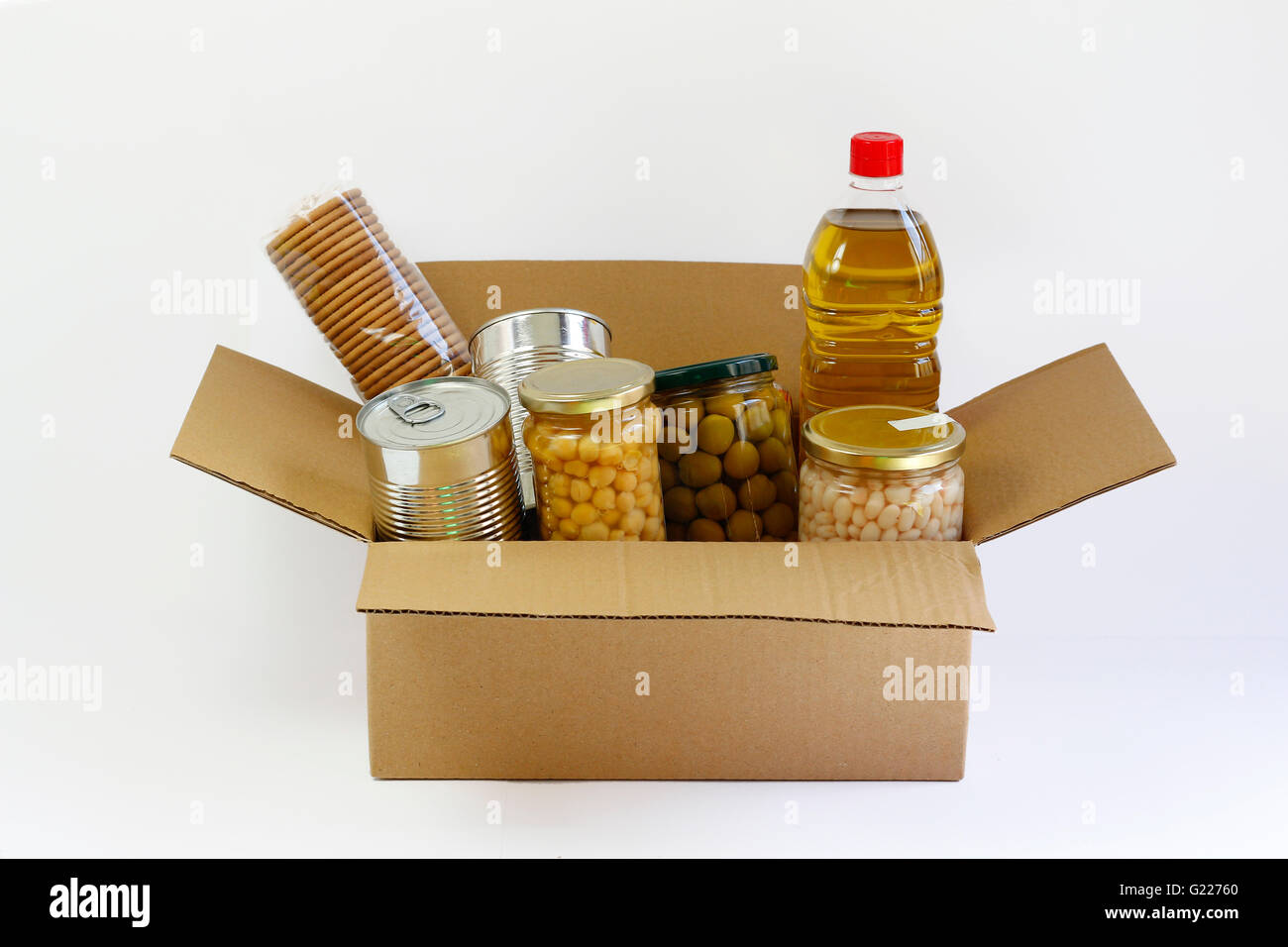 Essen in eine Spendenbox in einem weißen Hintergrund isoliert Stockfoto