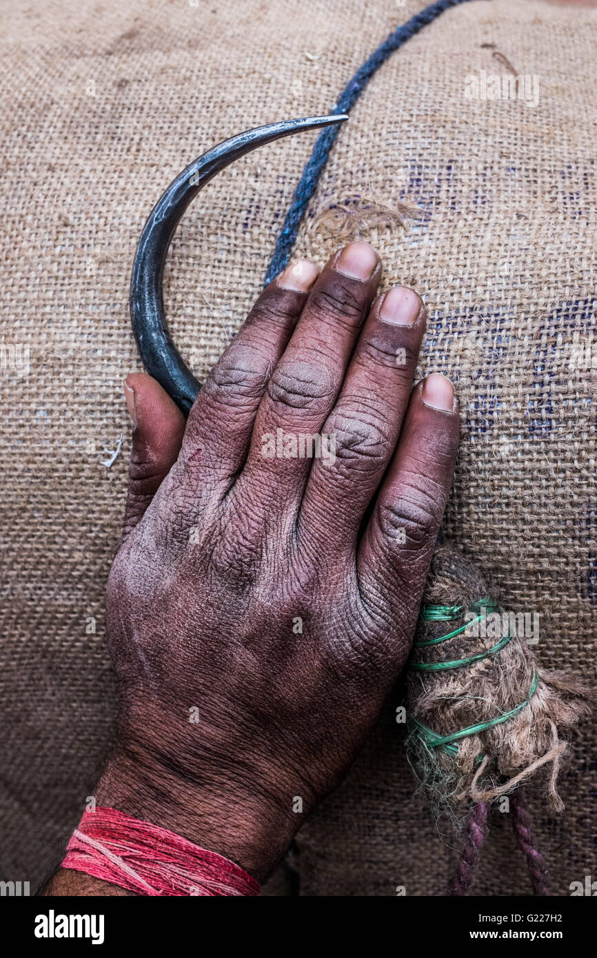 Hand des Menschen halten mit Haken in Delhi, Indien Stockfoto