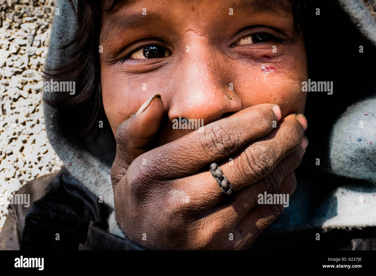 Junge Obdachlose Mädchen auf Straßen von Delhi, Indien Stockfoto