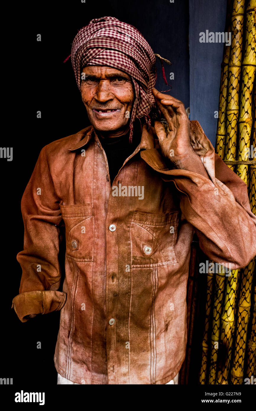 Mann mit einem Arm stehend in Tür, Delhi, Indien. Stockfoto