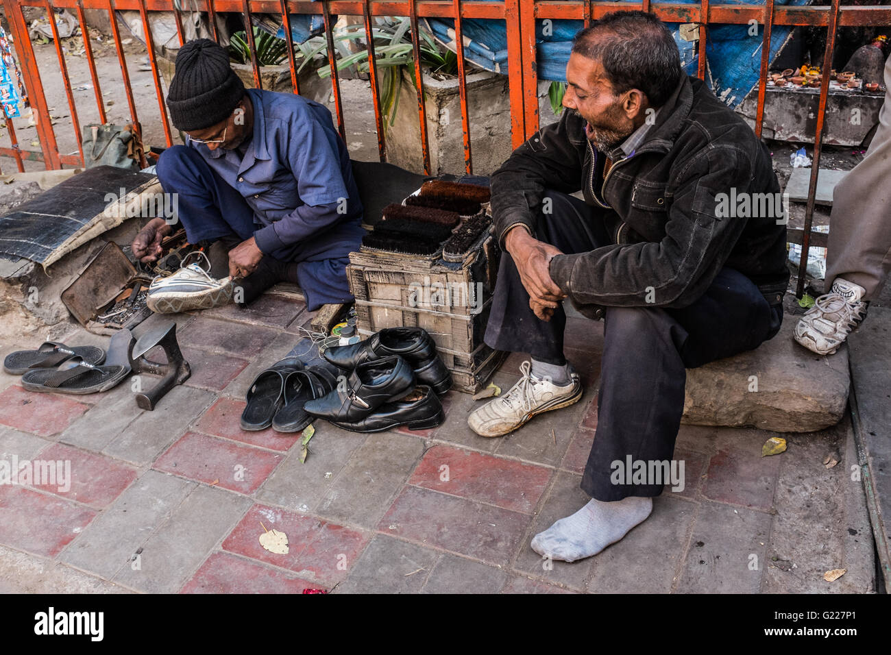Mann, die Reparatur von Schuhen, Delhi, Indien Stockfoto