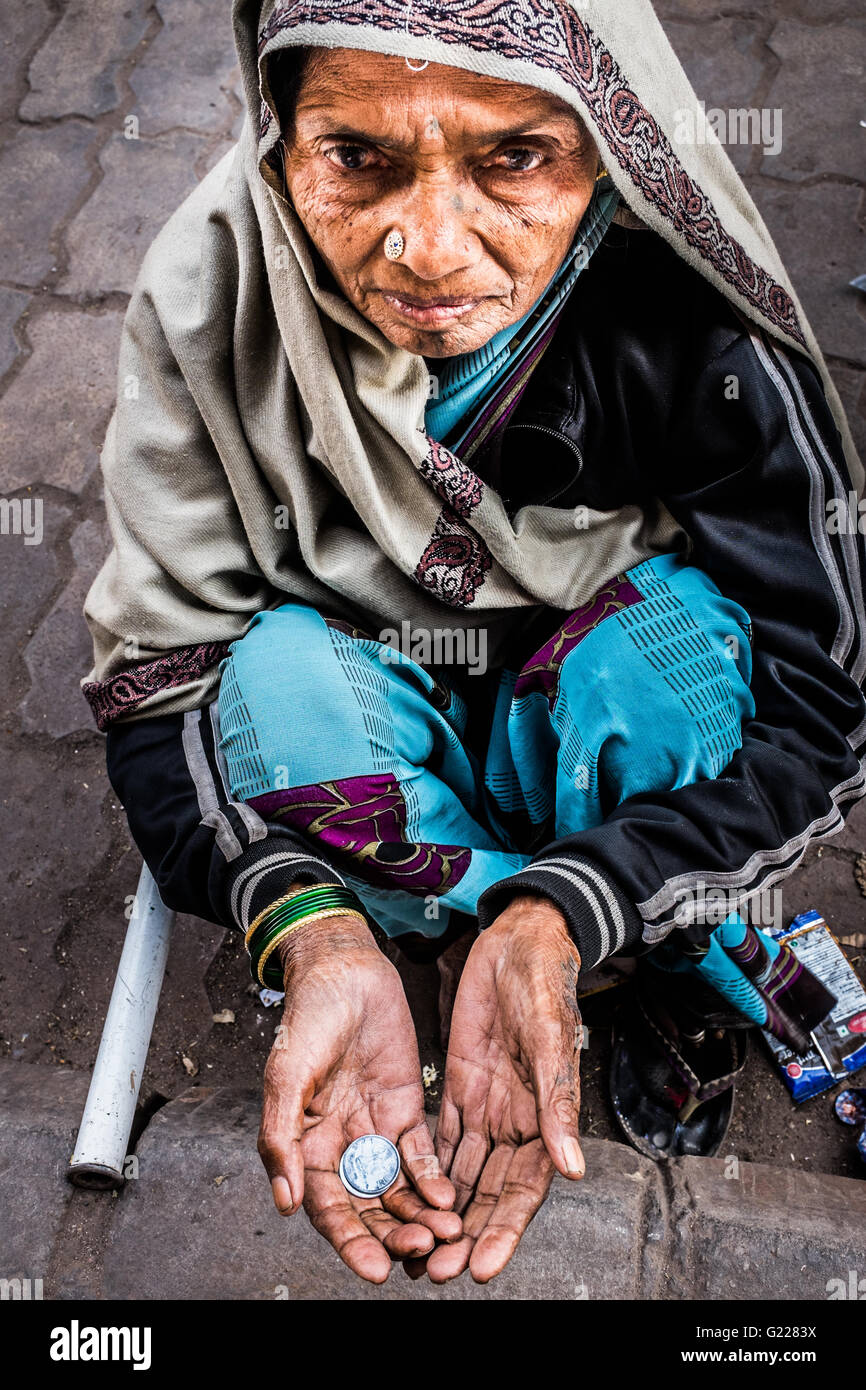 Bettler Womanholding Hand für Geld in Delhi, Indien. Stockfoto