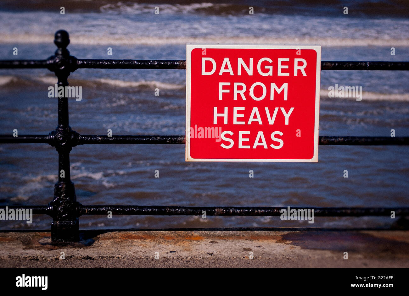 Gefahr durch schwere See Warnzeichen auf Geländer in Scarborough, North Yorkshire, UK. Stockfoto