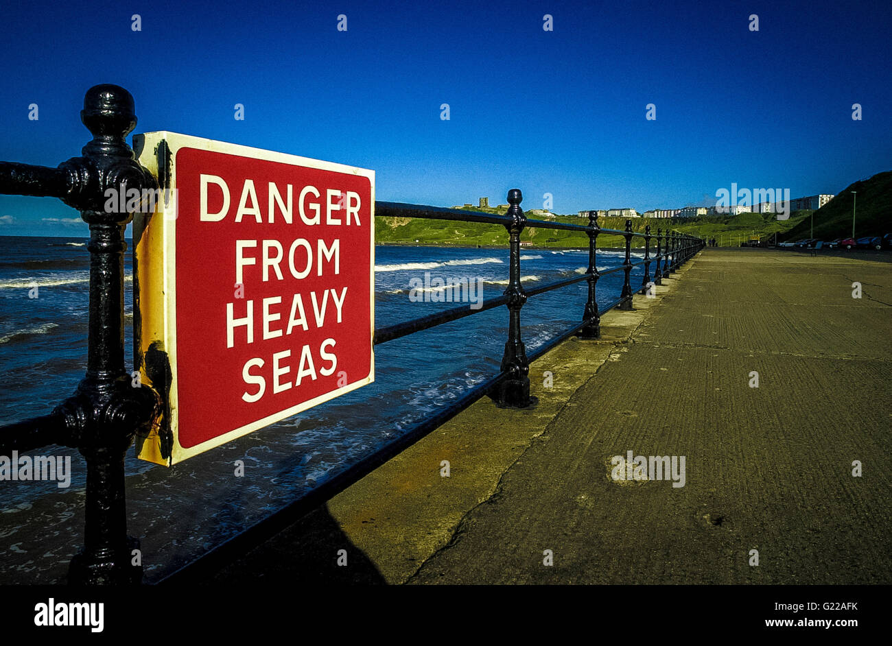 Gefahr durch schwere See Warnzeichen auf Geländer in Scarborough, North Yorkshire, UK. Stockfoto