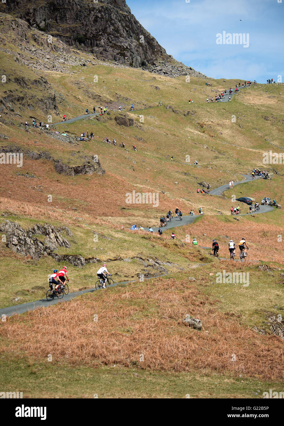 Fahrer in der "Fred Whitton Challenge" aufsteigen Hardknott Pass. Stockfoto