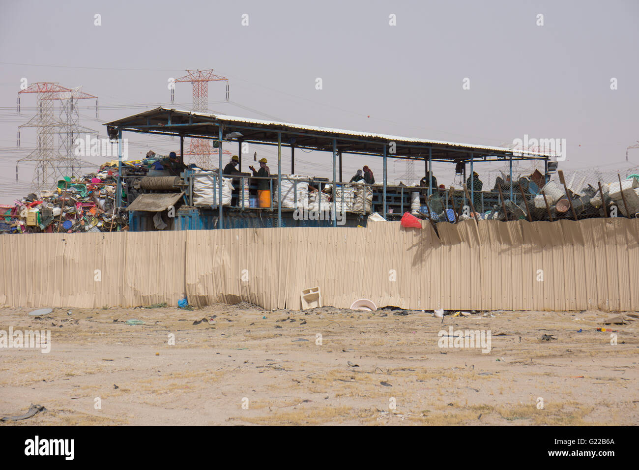 Trennung von Müll aus einem Förderband Stockfoto