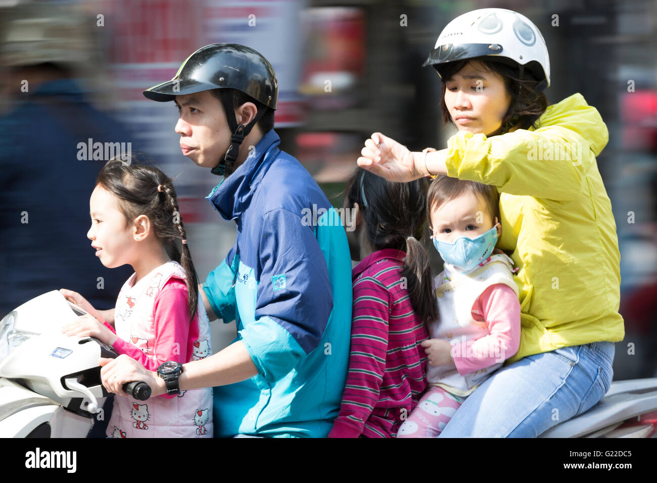 Vietnam, Hanoi, verrissen Schuss der Motorradfahrer. Stockfoto