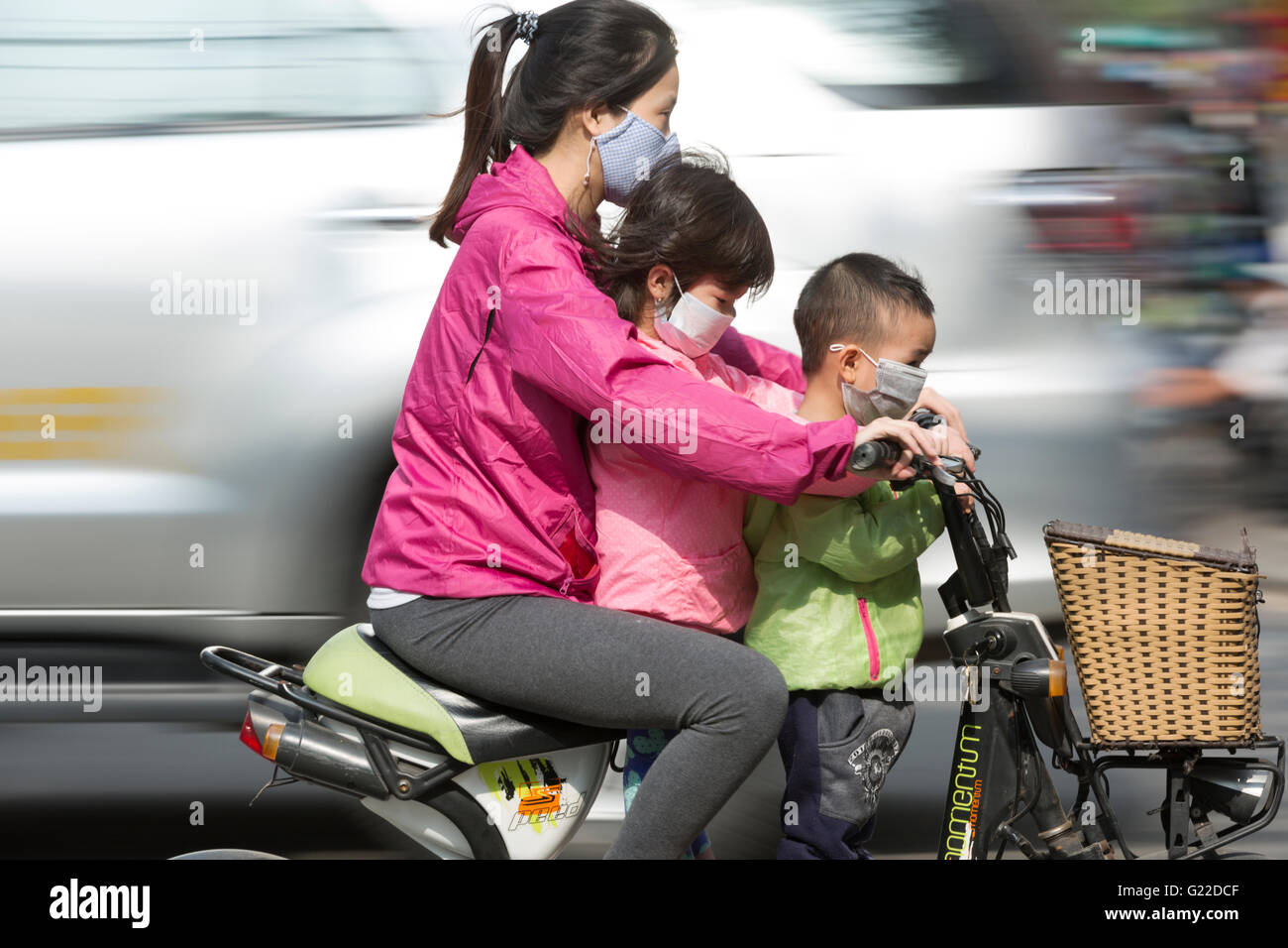 Vietnam, Hanoi, verrissen Schuss der Motorradfahrer. Stockfoto