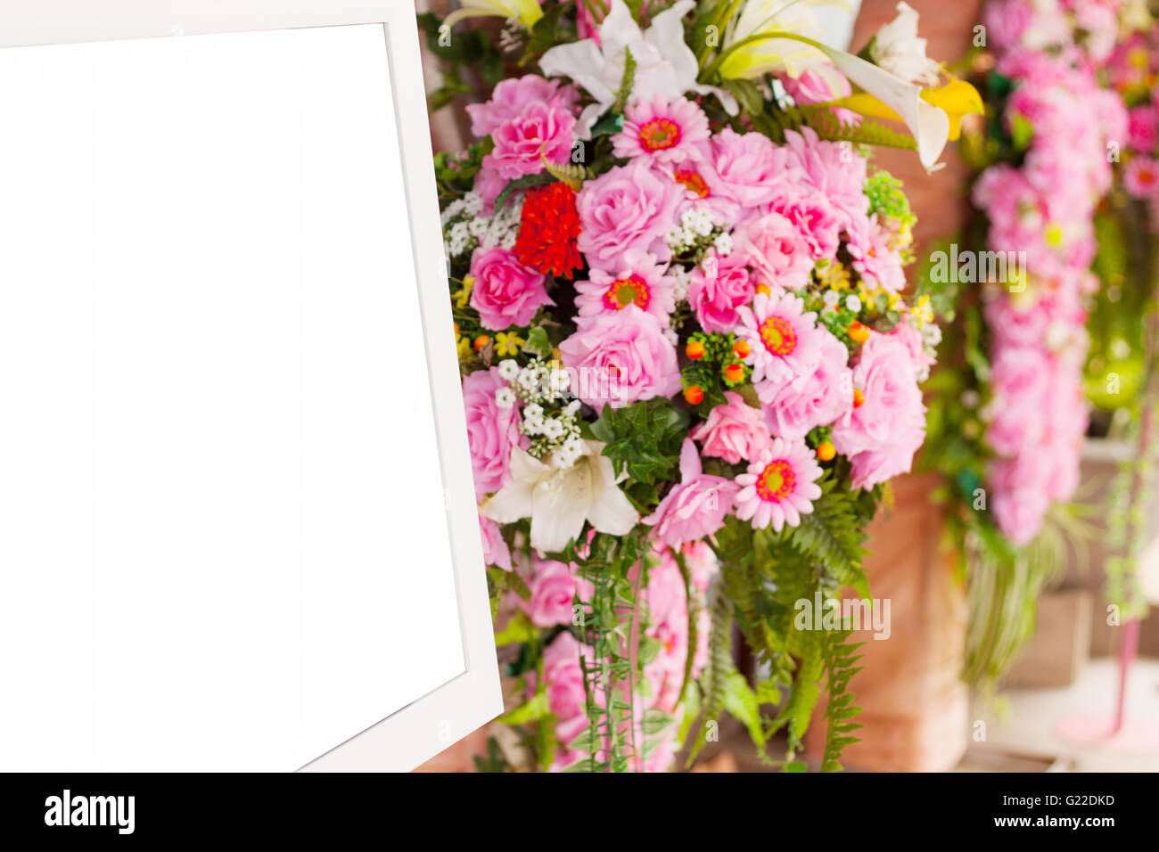 Strauß rosa Blüten und Fotorahmen weiß. Soft-Fokus Stockfoto