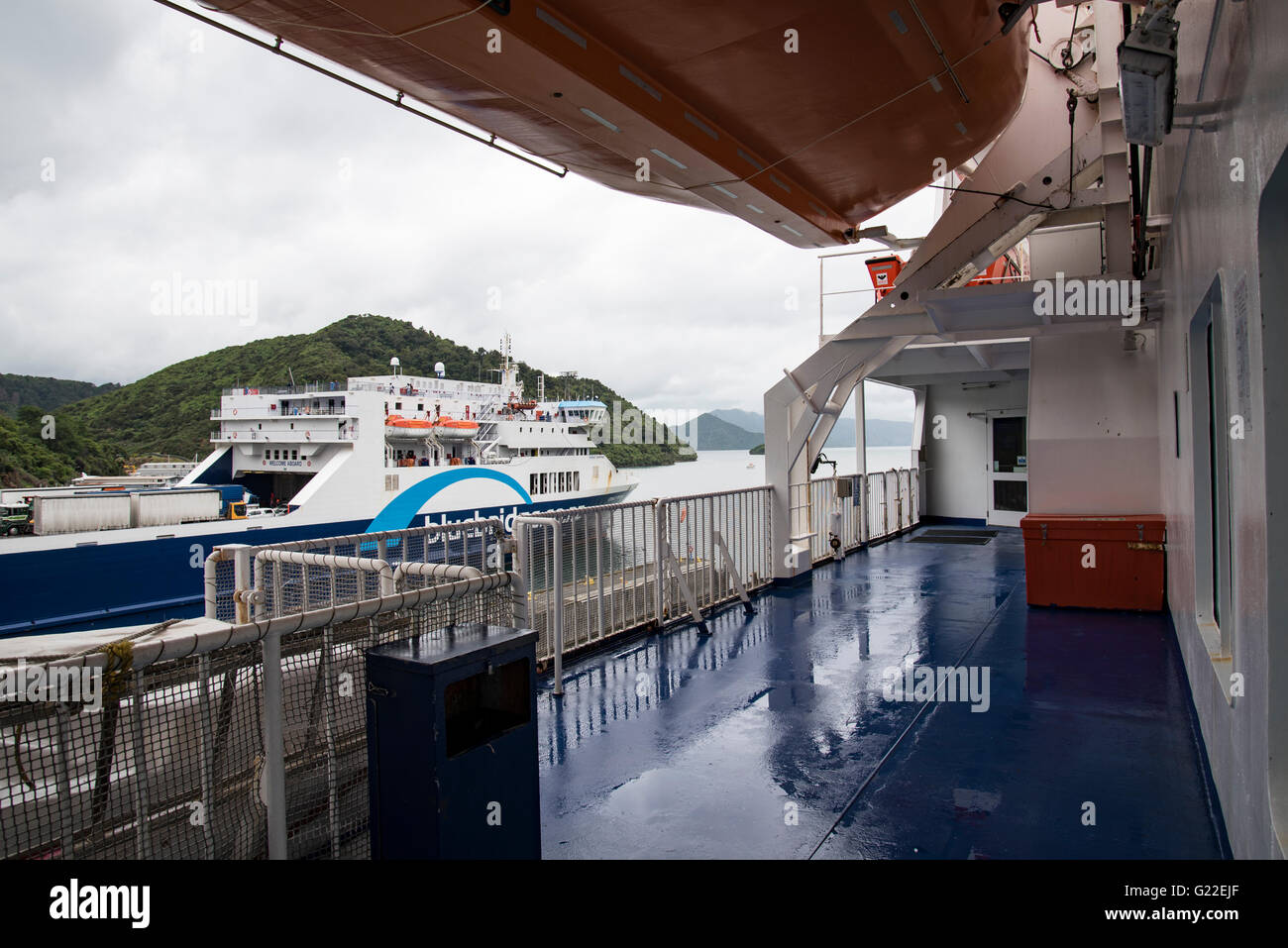 Ansicht von Bluebridge Fähre von InterIslander Fähre, Picton, Neuseeland. Stockfoto