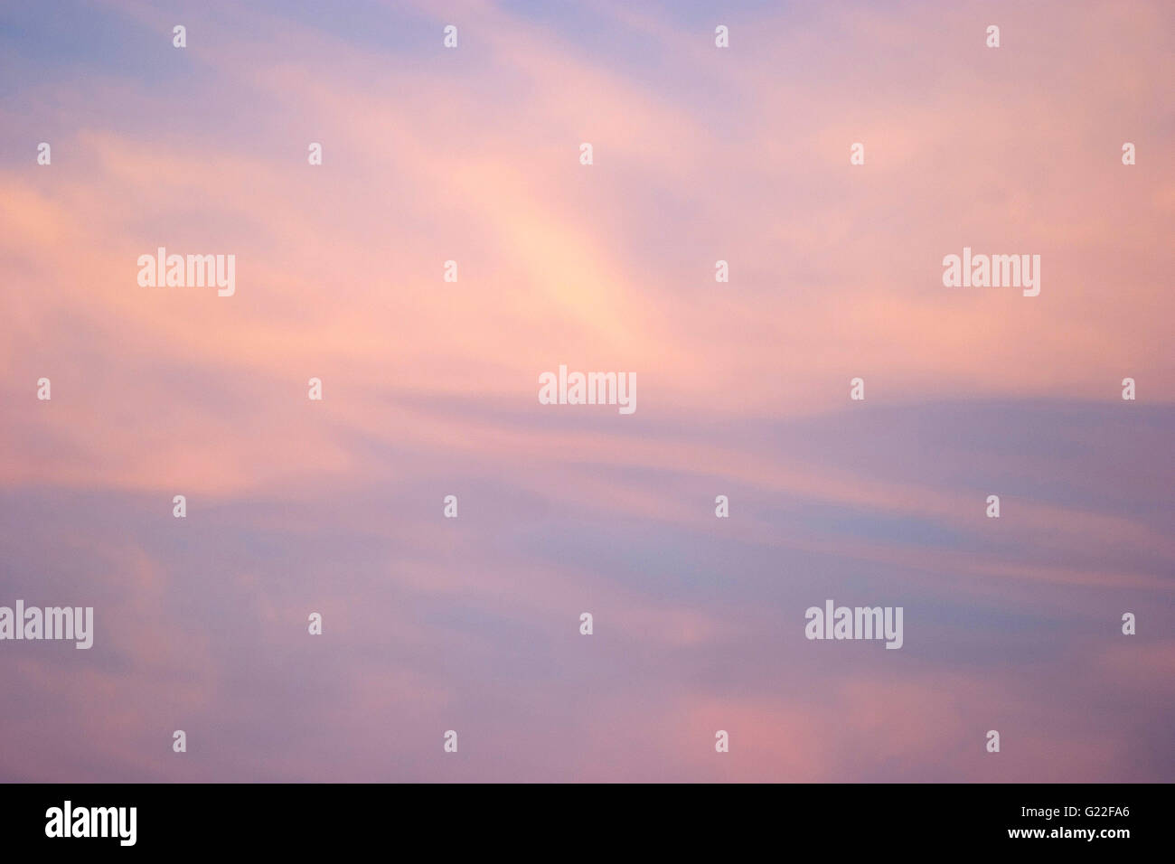 ein poetisches Bild von den rosa und blauen Himmel mit Wolken bei Sonnenuntergang, Palma De Mallorca, Spanien, am Meer, Tourismus, Urlaub, Sommer Stockfoto