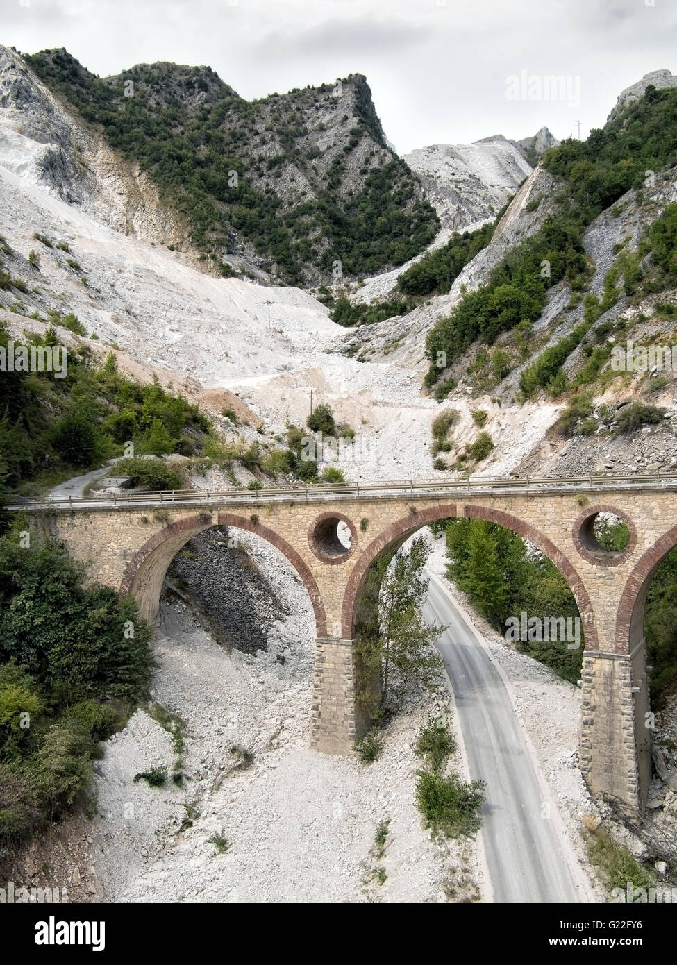 Ponti di Vara weißen Marmor-Steinbruch, Carrara, Italien. Grauer Tag. Berühmte Brücke. Stockfoto