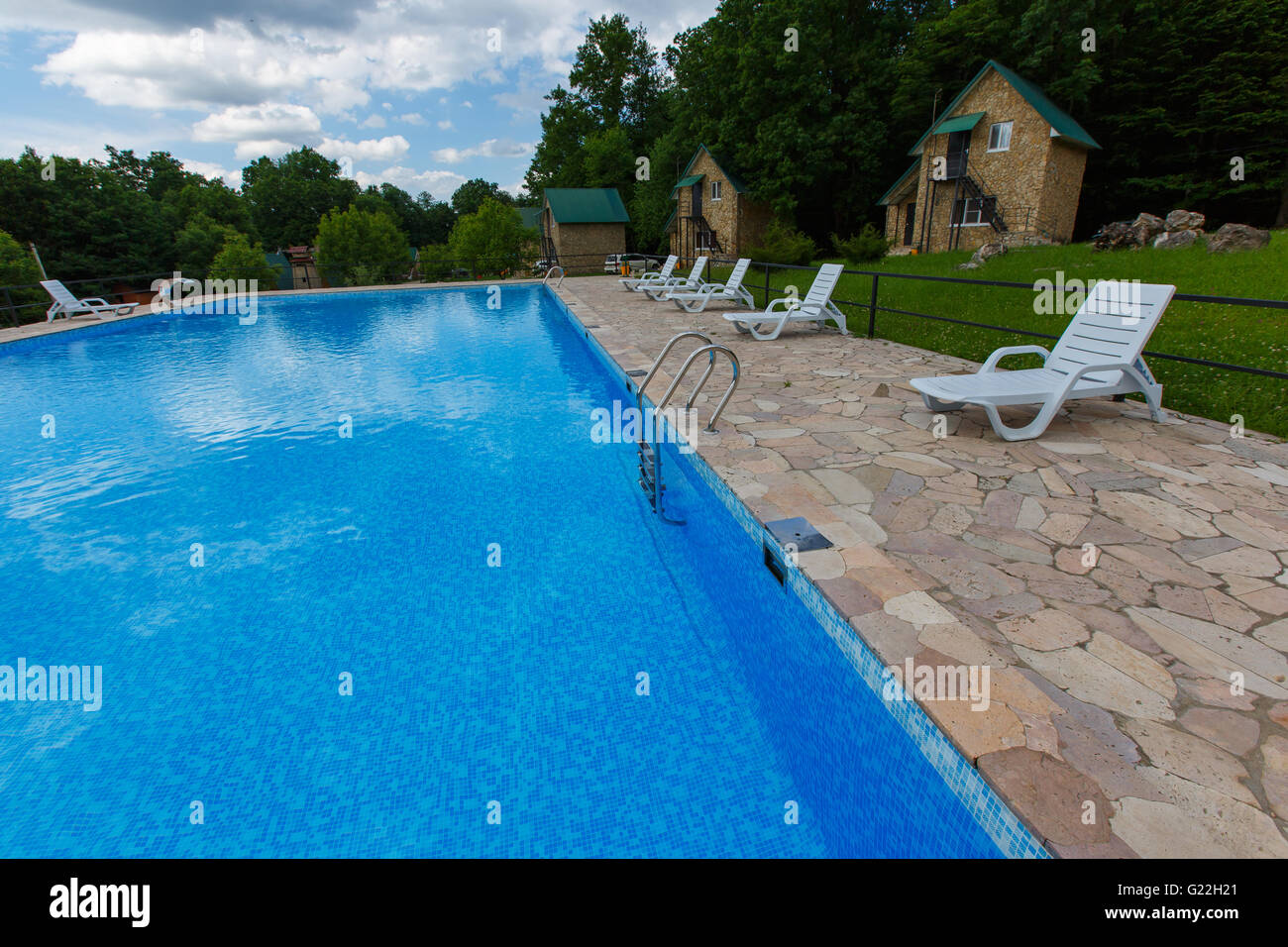 Swimming Pool. Blue Spa-Schwimmbad mit sauberem Wasser Stockfoto