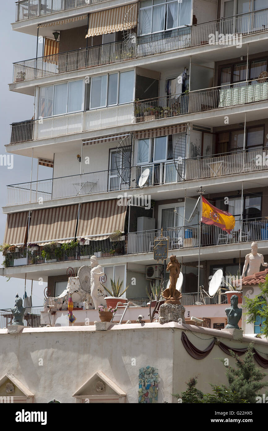 ein schönes Bild von einer Gebäudefassade mit Statuen im Vordergrund auf dem Dach in Palma De Mallorca, Spanien, am Meer, Tourismus Stockfoto