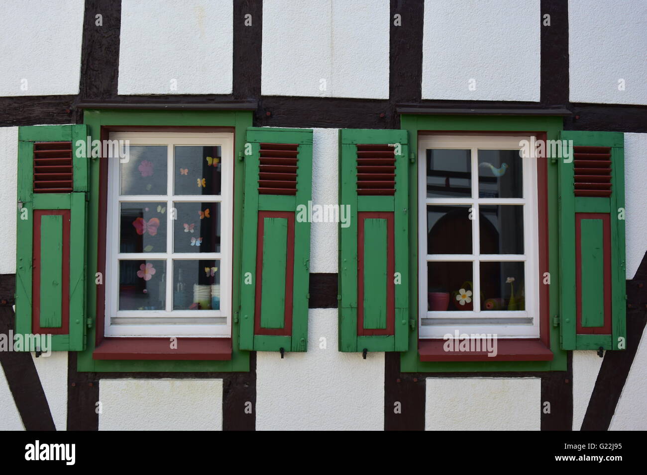 zwei Fenster eines alten Gebäudes mit Rahmen in Bonn-Oberkassel, Deutschland Stockfoto