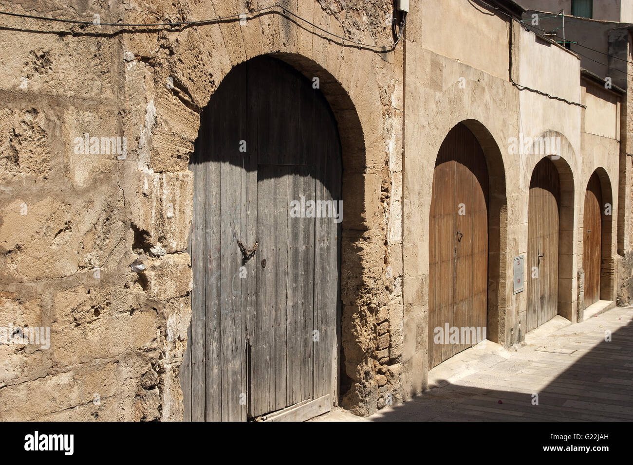 ein schönes Weitwinkel-Foto von alten gewölbten Holztüren in der Altstadt von Alcudia, Palma De Mallorca, Spanien, am Meer, Tourismus Stockfoto