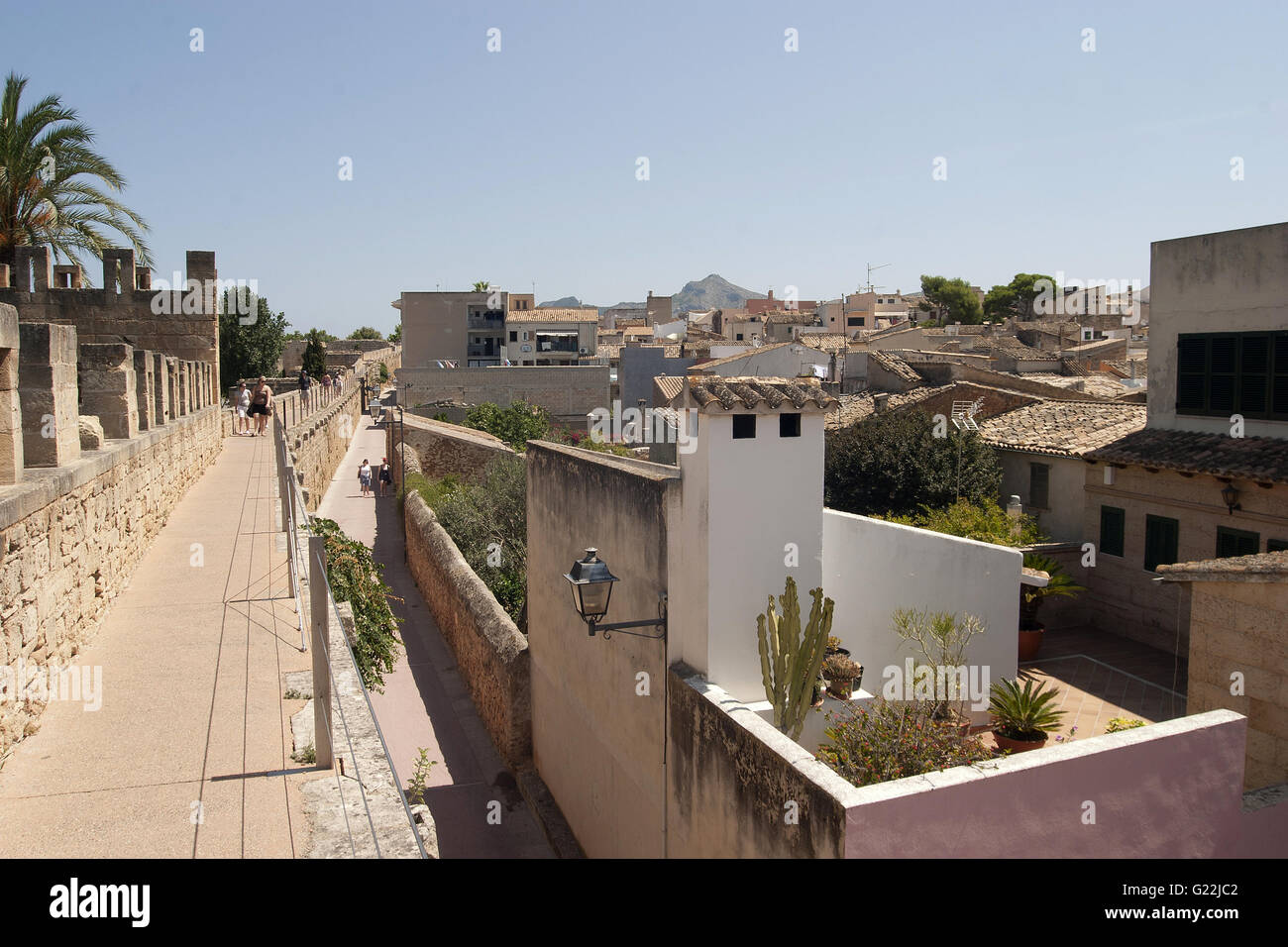 ein schönes Foto von Alcudias Altstadt Festungsmauern und die Städte typischen bunten Häuser in Palma De Mallorca, Spanien Stockfoto