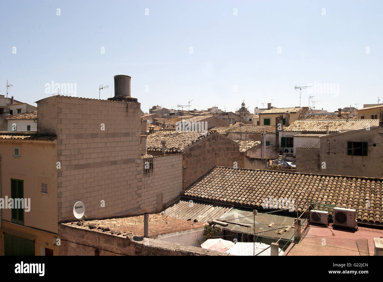 ein schönes Foto von der Altstadt von Alcudia verlassene Ziegel Dächer in Palma De Mallorca, Spanien, am Meer, Tourismus, Urlaub, Sommer, n Stockfoto