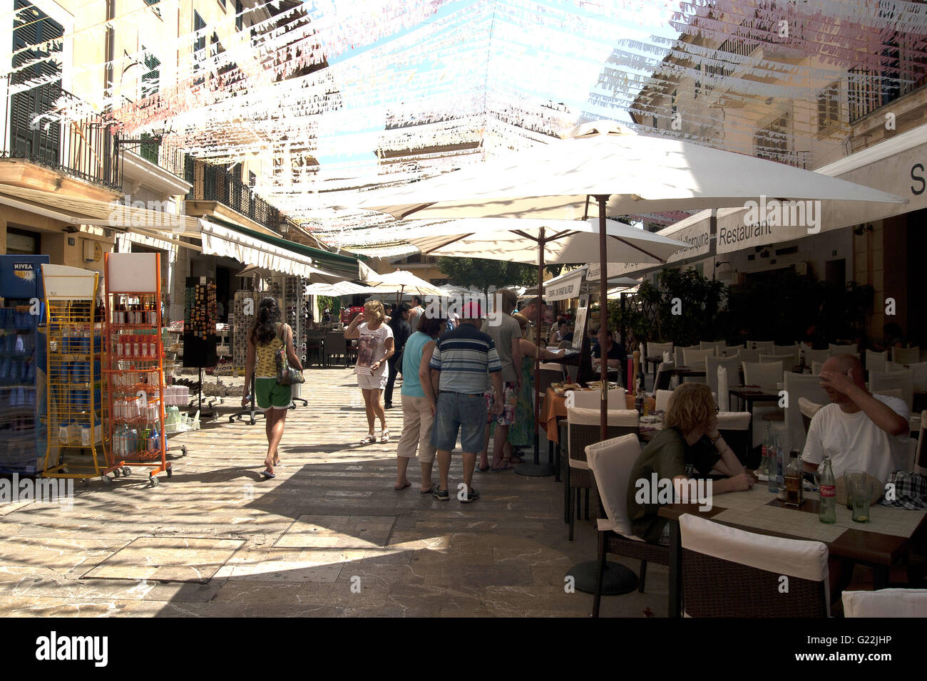 ein schönes Foto von einer belebten touristischen Straße mit Cafés und Souvenirläden in Palma De Mallorca, Spanien, am Meer, Tourismus, Urlaub Stockfoto
