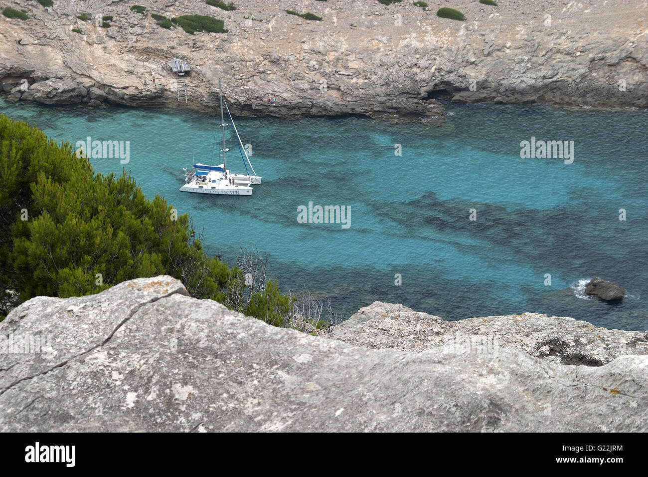 eine wunderschöne Bucht mit kristallklarem Wasser und ein Boot, Palma De Mallorca, Spanien, am Meer, Tourismus, Urlaub, Sommer, Natur Stockfoto