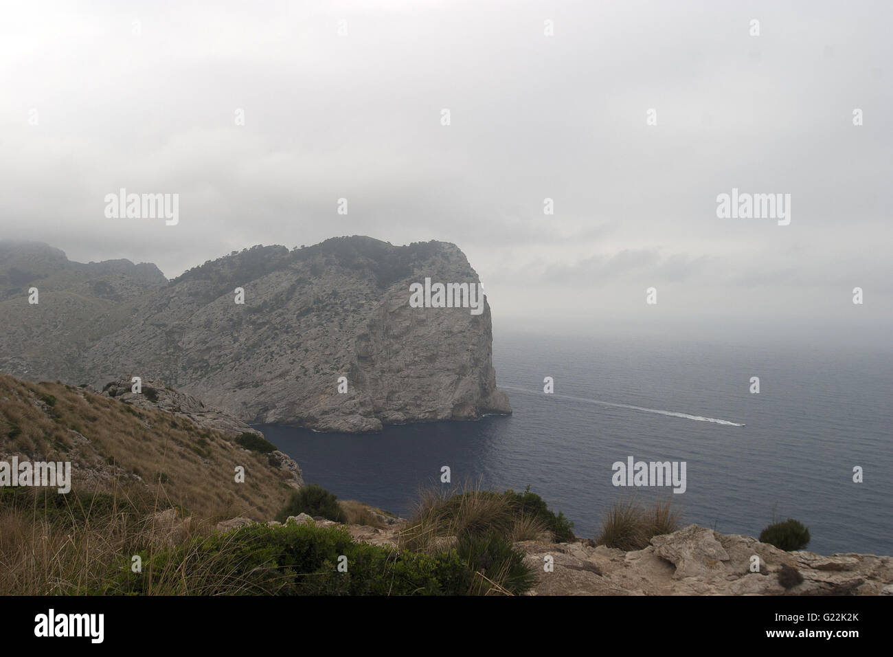 einen schönen Blick von der Küste des Cap Formentor aus der Ferne mit Boot vorbei, Palma De Mallorca, Spanien, am Meer, Tourismus Stockfoto