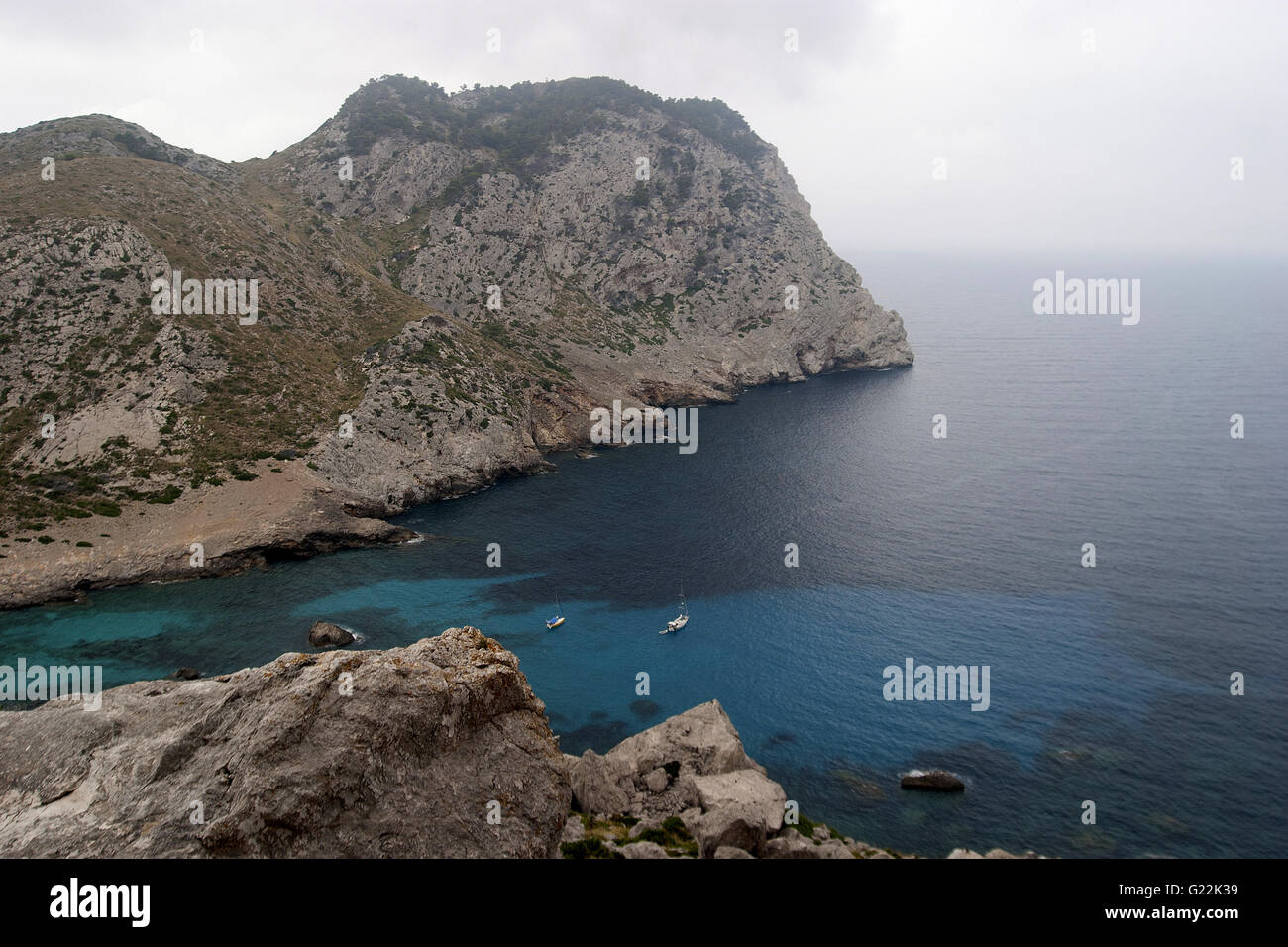 eine schöne Aussicht auf die Küste aus der Ferne mit Booten und klaren, blauen Wasser, Palma De Mallorca, Spanien, am Meer, Tourismus Stockfoto