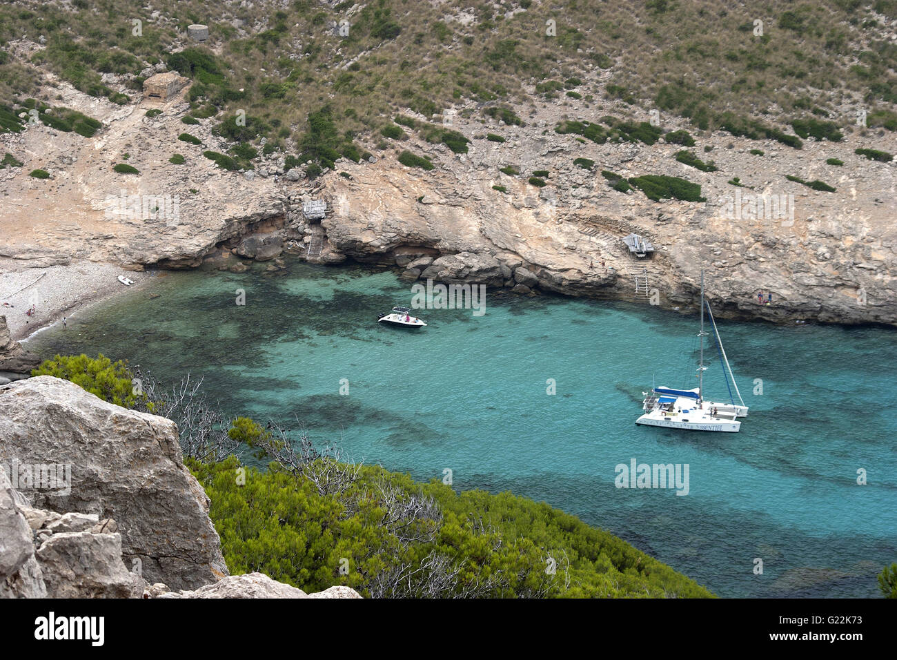 eine wunderschöne Bucht mit kristallklarem Wasser und Boote, Palma De Mallorca, Spanien, am Meer, Tourismus, Urlaub, Sommer, Natur Stockfoto