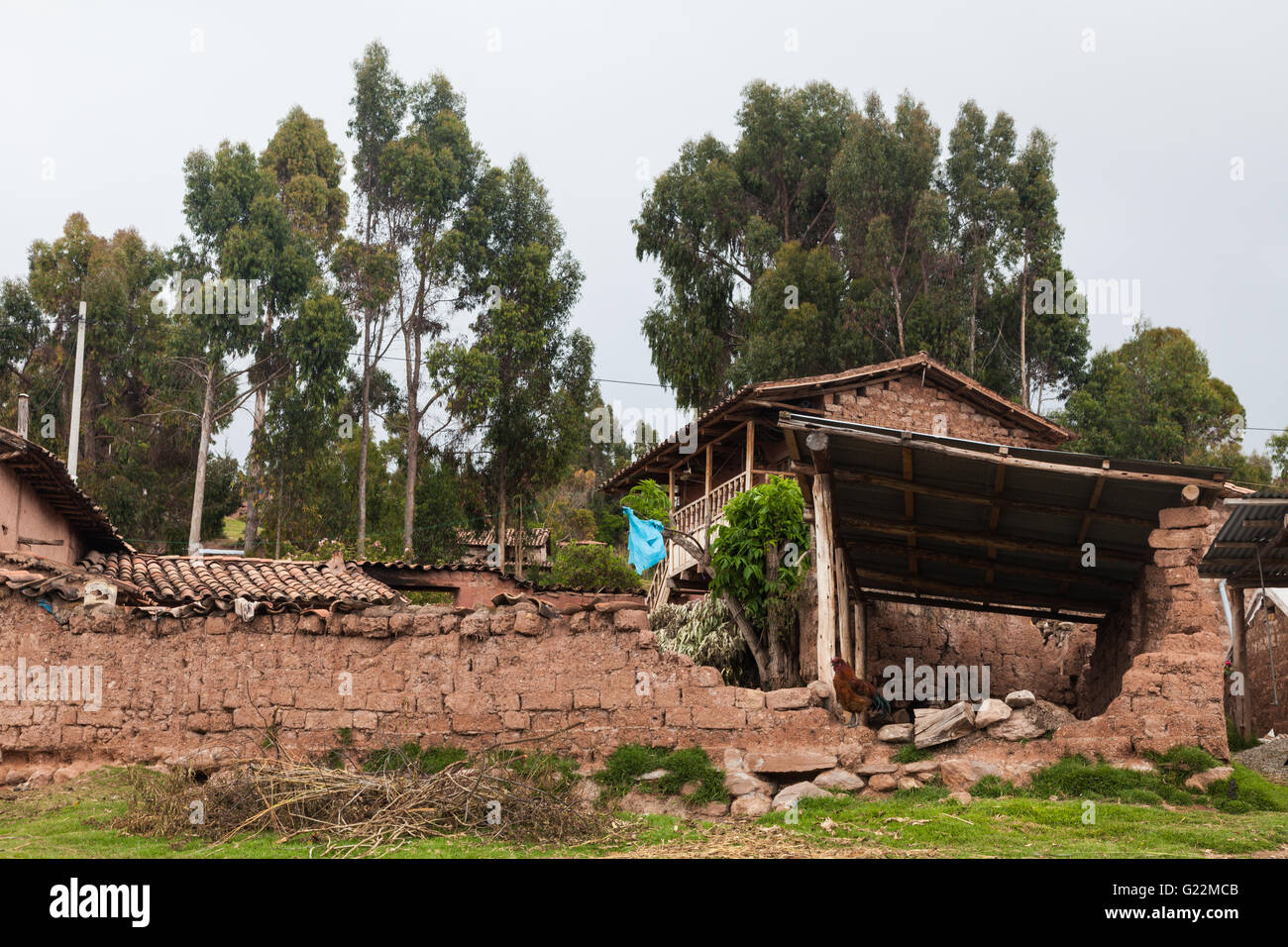Einstürzenden Adobe Wände ein landwirtschaftliches Gebäude in Misminay, Peru Stockfoto