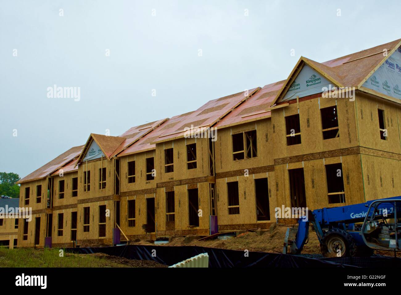 Neubau Haus in einer Wohnanlage an einem regnerischen Tag Stockfoto