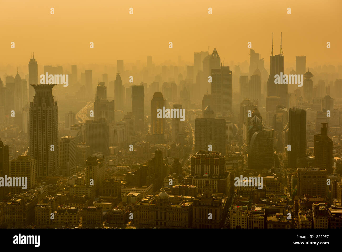 Skyline von Shanghai im Smog. Stockfoto